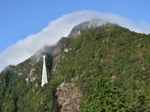 写真１　御在所岳、地蔵岩付近から見る