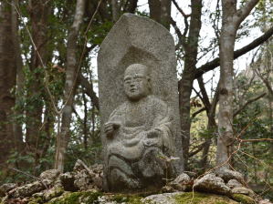 写真１９ 僧形の石像