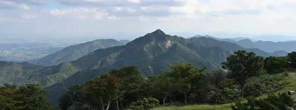 写真１ 御在所岳山頂から鎌ヶ岳を見る