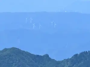 写真6 風力発電施設が見える
