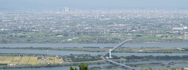 写真１ 展望タワーと名古屋駅