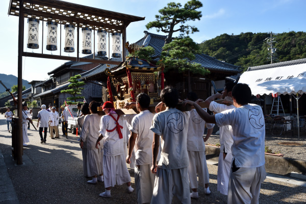 写真５ 関神社の神輿、観音院前にて