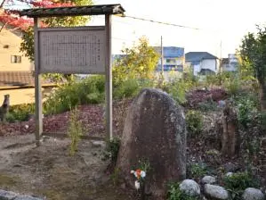 写真11 薬師堂・夜泣き石