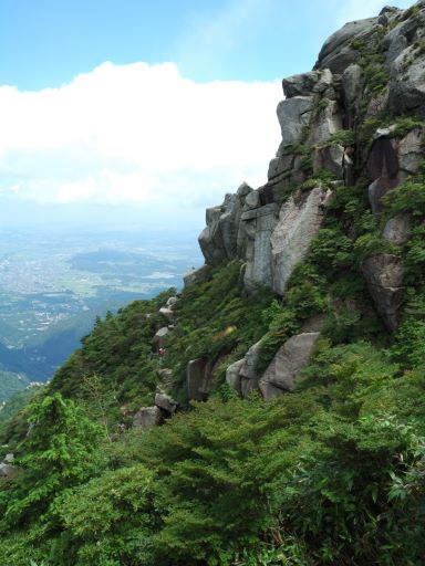 中道を下山する 岩壁下の登山道に小さく登山者 写真3
