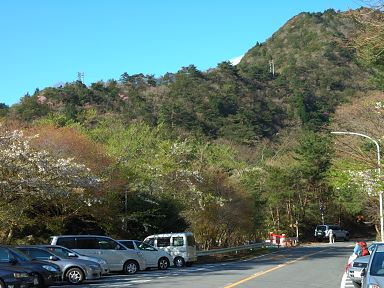 写真1 料金所跡から弥一ヶ岳を見上げる 写真1