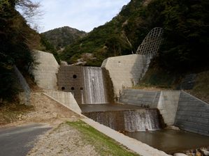 写真2 堰堤、ここは蒼滝遊歩道の入口だった 写真2