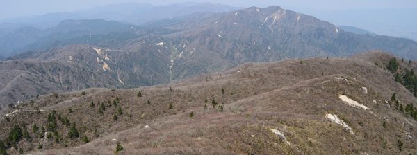 写真13 釈迦ヶ岳、国見岳から。アカヤシオの花色は薄い 写真13