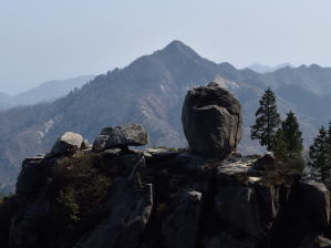 写真11 ロープウェイから大黒岩と鎌ヶ岳 写真11