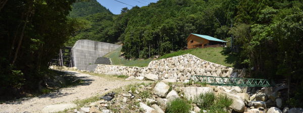 写真4 工事道路から日向小屋と砂防堰堤 写真4 工事道路から日向小屋と砂防堰堤