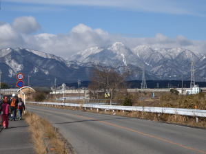 写真1 伊藤酒造に向かう、背後は御在所岳などの鈴鹿山脈 写真1 伊藤酒造に向かう、背後は御在所岳などの鈴鹿山脈