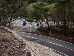 写真2 擁壁上から駐車場を見る 写真2 擁壁上から駐車場を見る