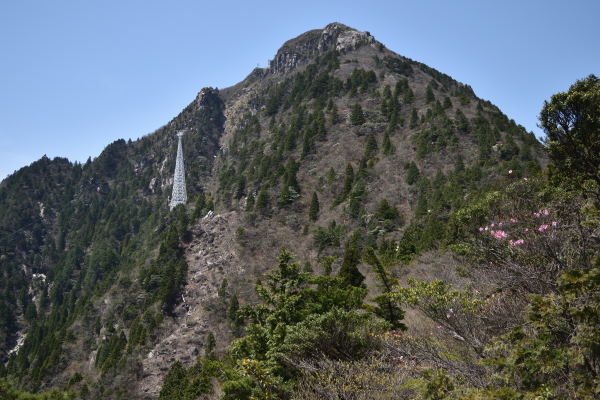 写真1 地蔵岩付近から見上げる御在所岳 写真1 地蔵岩付近から見上げる御在所岳