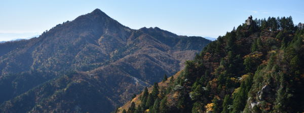 写真12 鎌ヶ岳と鷹見岩 写真12 鎌ヶ岳と鷹見岩