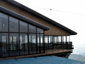 写真3 御在所岳山頂・新設レストラン 写真3 御在所岳山頂・新設レストラン