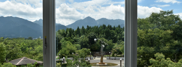 写真16 菰野町図書館から御在所岳 写真16 菰野町図書館から御在所岳