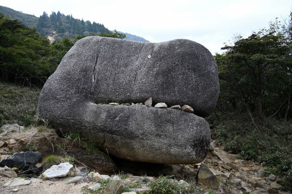 写真10 國見峠西の大岩 写真10 國見峠西の大岩