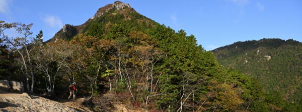 写真3 地蔵岩~キレット間にて 写真3 地蔵岩~キレット間にて