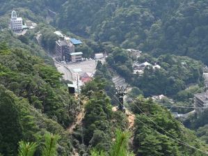 写真1 御在所ロープウエイ・湯の山温泉駅と3号塔 写真1 御在所ロープウエイ・湯の山温泉駅と3号塔