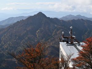 写真6 鎌ヶ岳、御在所岳朝陽台、NHKのロボットカメラ? 写真6 鎌ヶ岳、御在所岳朝陽台