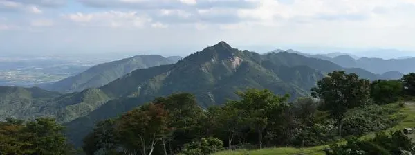 写真1 御在所岳山頂から鎌ヶ岳を見る 写真1 御在所岳山頂から鎌ヶ岳を見る