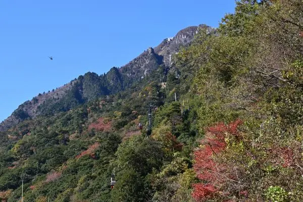 写真1 御在所岳とヘリコプタ 写真1 御在所岳とヘリコプタ