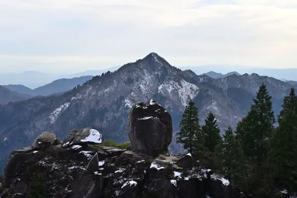 写真6 鎌ヶ岳と大黒岩 写真6 鎌ヶ岳と大黒岩