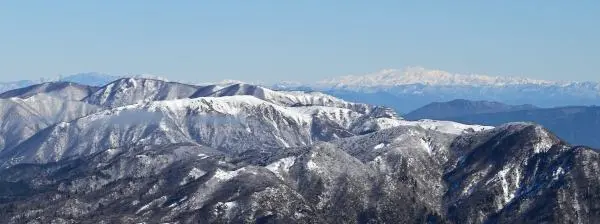 写真6 釈迦ヶ岳、竜ヶ嶽、藤原岳、白山 写真6 釈迦ヶ岳、竜ヶ嶽、藤原岳、白山