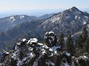 写真2 大黒岩と鎌ヶ岳、ロープウェイから 写真2 大黒岩と鎌ヶ岳、ロープウェイから