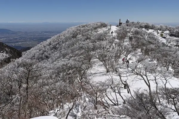 写真9 御在所岳1212m標高点から三角点を見る 写真9 御在所岳1212m標高点から三角点を見る