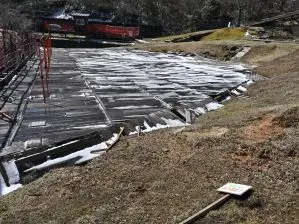 写真8 山頂にて、立入禁止の看板が倒れている。 写真8 山頂にて、立入禁止の看板が倒れている。