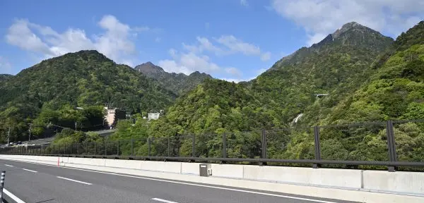 写真3 湯の山かもしか大橋にて 写真3 湯の山かもしか大橋にて
