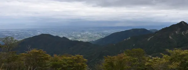 写真2 鎌ヶ岳と伊勢湾方向 写真2 鎌ヶ岳と伊勢湾方向