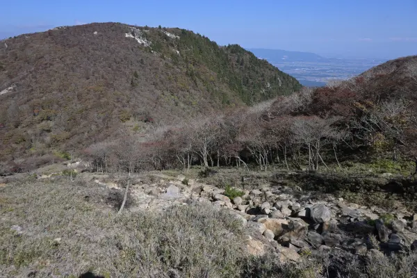 写真8 国見峠から三角点へ登る、背後は国見岳 写真8 国見峠から三角点へ登る