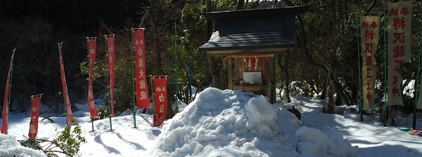 写真1 中央の祠 写真1