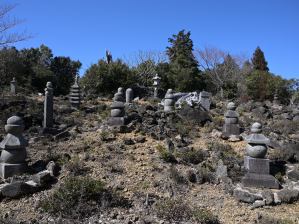 写真2 朝熊山経塚群 写真2 朝熊山経塚群