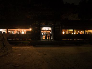 写真2 油日神社・楼門と回廊 写真2 油日神社