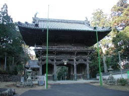 写真 青峰山正福寺大門と石灯籠